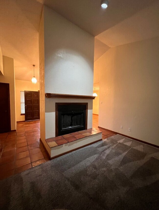 Building Photo - Beautiful spanish style home!