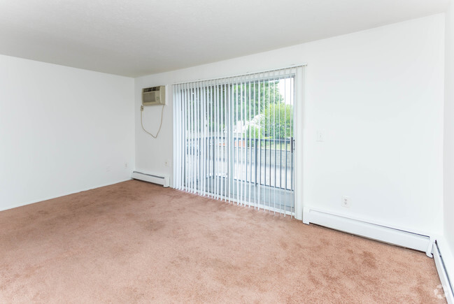 1BR, 1BA - 600 SF - Warren Club