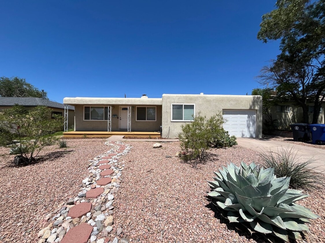 Foto principal - Charming 3 Bedroom 2 Bathroom Home In The NE!