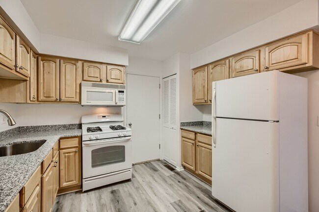 Building Photo - 119 Golden Dr