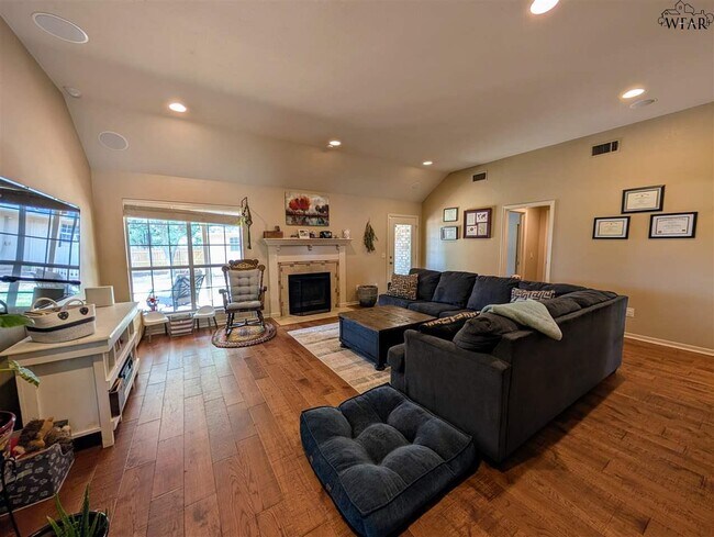 Building Photo - 4801 Shenandoah Dr