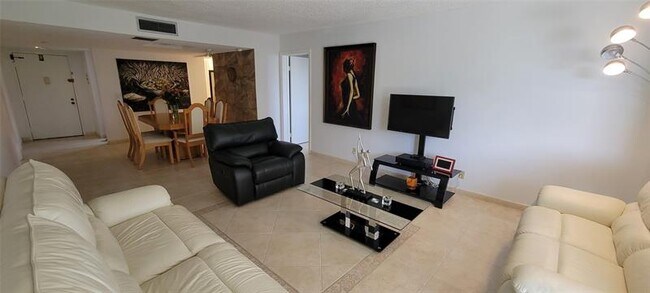 Foto del edificio - 16175 Golf Club Rd