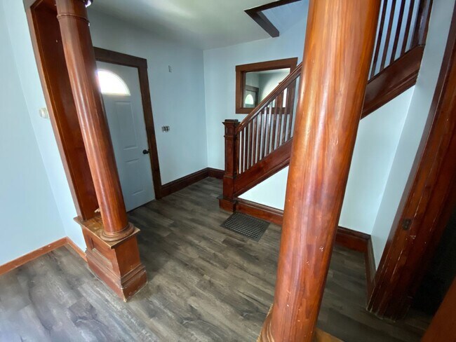 Building Photo - Huge 3 Bedroom House with Attached Garage