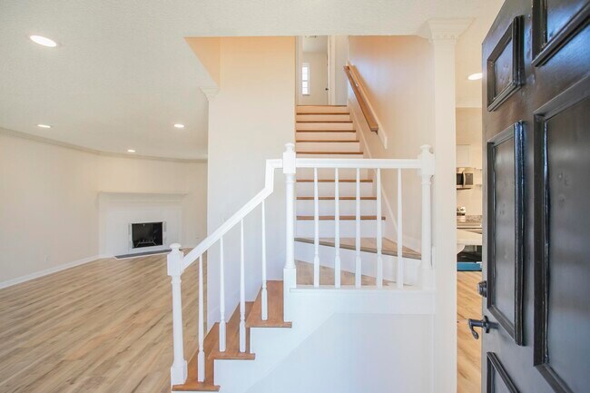 Adéntrate en un espacio luminoso y diáfano, diseñado tanto para la vida cotidiana como para recibir invitados. - 105 Jacksons Retreat Ct