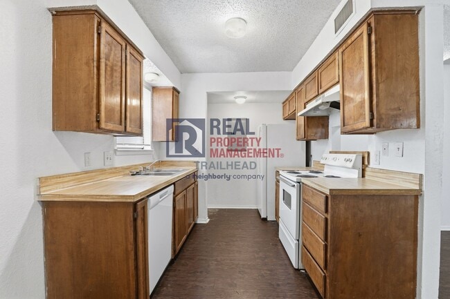 Foto del edificio - Well-Designed 2 Bedroom Townhome Near Camp Bowie