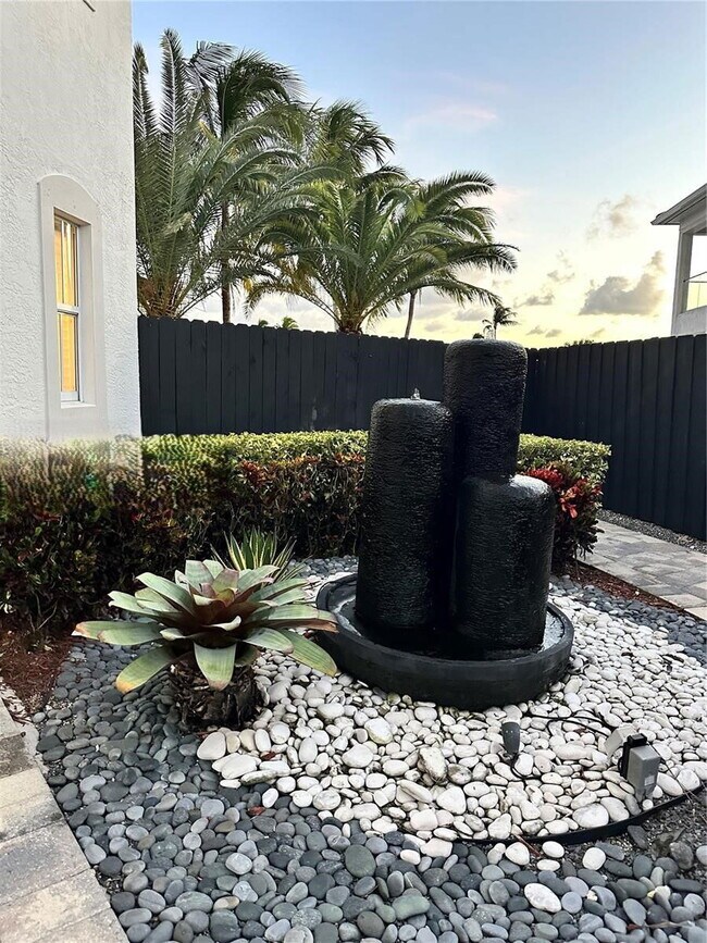 Building Photo - 6801 NW 113th Ct