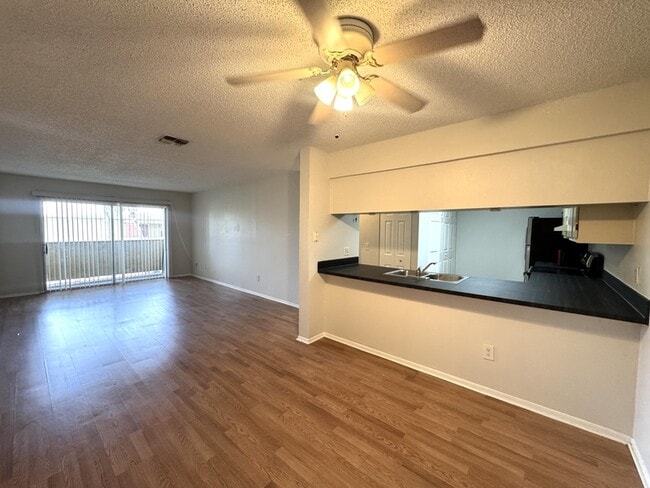 Building Photo - 652 Kenwick Cir