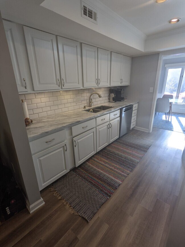 Kitchen - 68 Ivy Pky NE