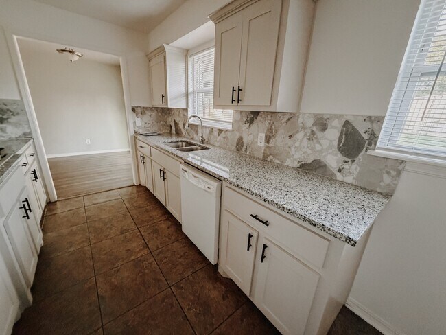 Building Photo - 6336 N Hammond Ave