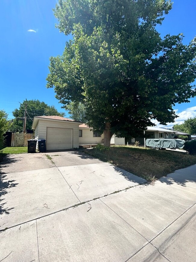 Building Photo - Three Bedroom House in Great Neighborhood!