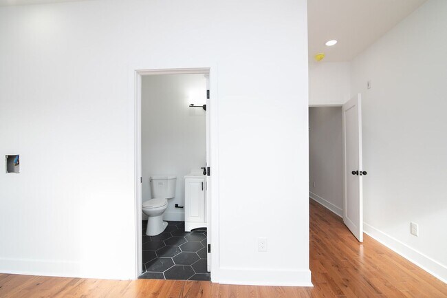 Photo - 3035 W Diamond St Apartment