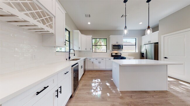 Building Photo - 806 E 39th St