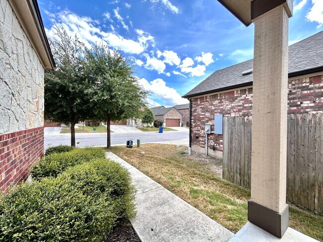 Building Photo - Spacious 3 Bedroom 2.5 Bathroom Home with ...