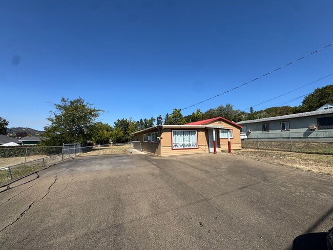 Building Photo - 632 NE Meadow Ave