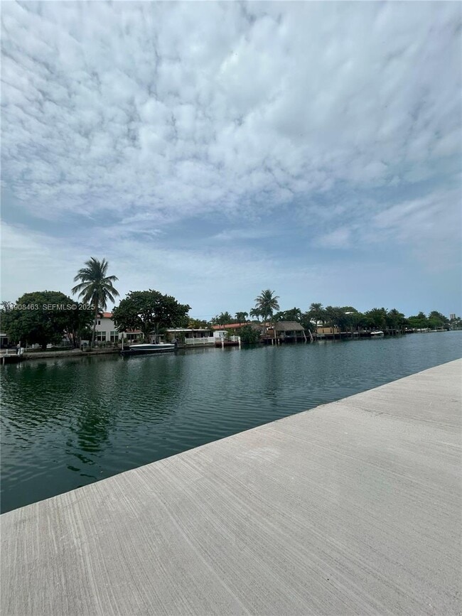 Foto del edificio - 1945 Calais Dr