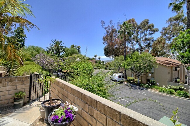 Building Photo - Spacious 3-Bed 2.5 Bath Townhouse with Sce...