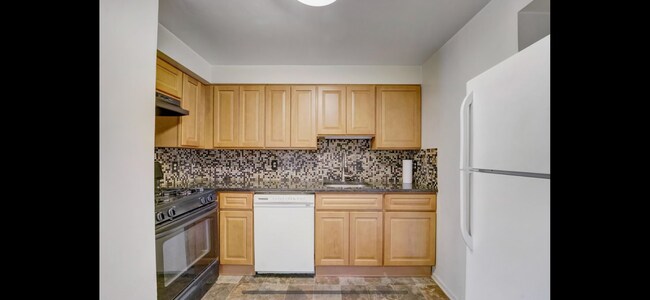 Kitchen - 373 Monmouth St
