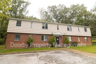 Building Photo - 3302 Pinewood Ave