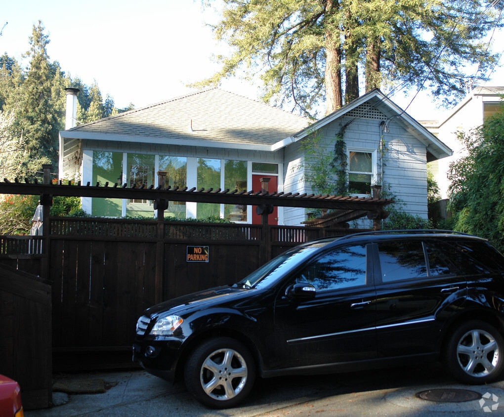 Primary Photo - 16 Parkwood St