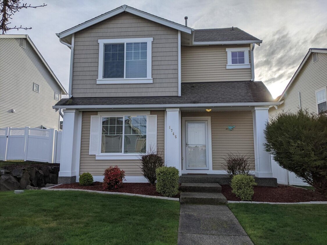 Primary Photo - 4 bed, 2.5 bath home in DuPont!