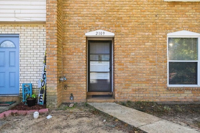 Building Photo - 2109 Langley Ave