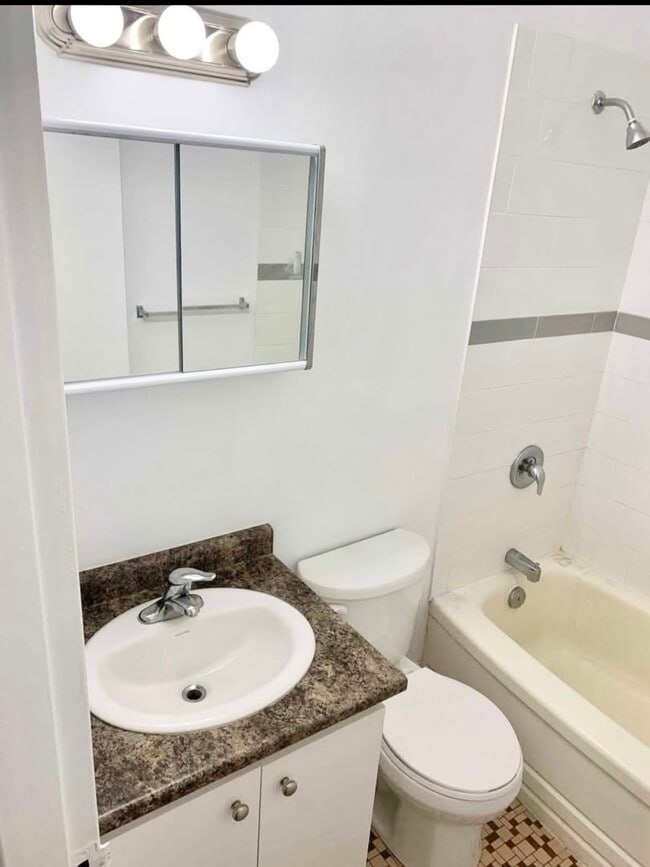 Building Photo - De Laurentian Apartments