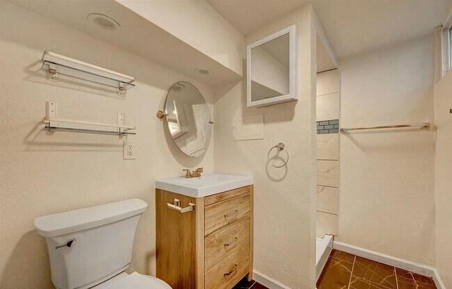 Foto del edificio - Charming 2 Bedroom Home – Pets Welcome!