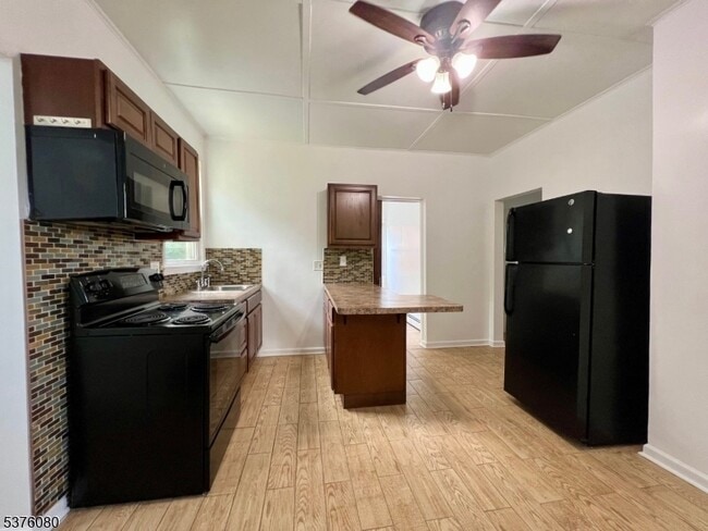 Building Photo - 420 Lakeview Ave