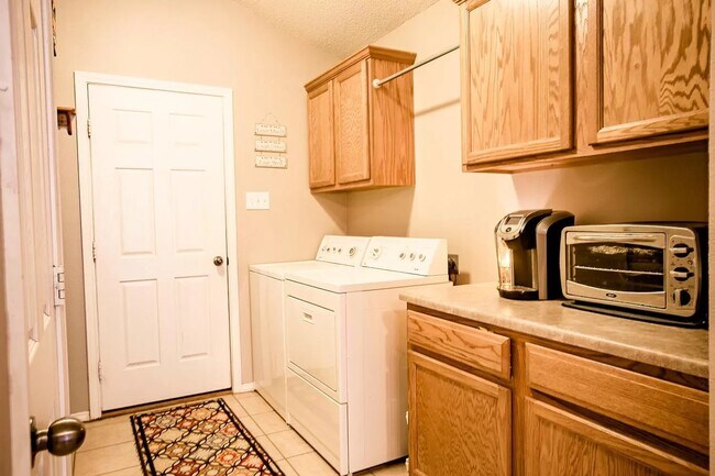 Foto del edificio - 518 N Juneau Ave