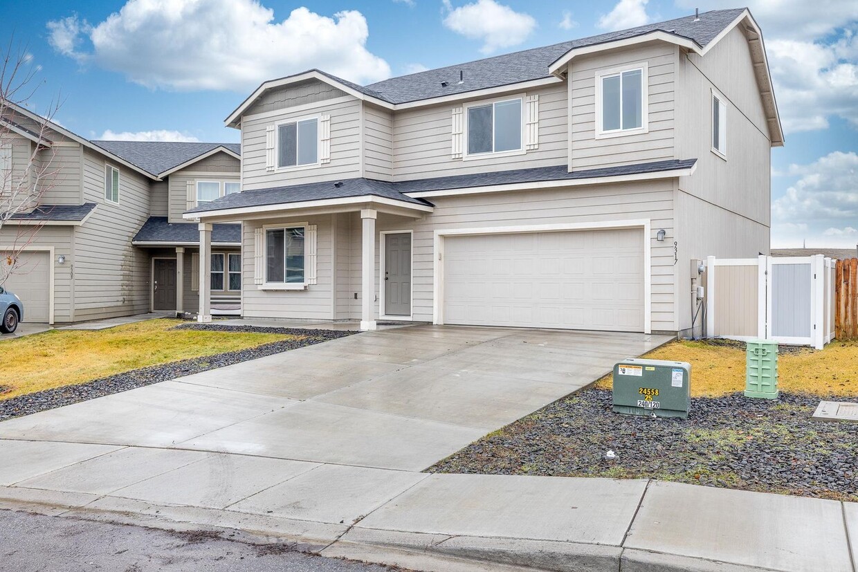 Foto principal - Stunning 4 bedroom home in Kennewick