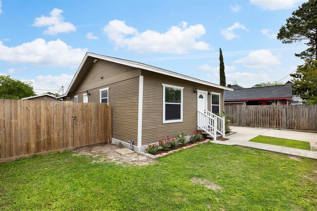 Building Photo - 704 Jewett St