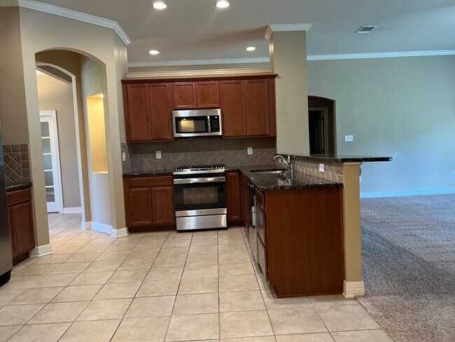 Building Photo - GATED COMMUNITY NEAR LSUS