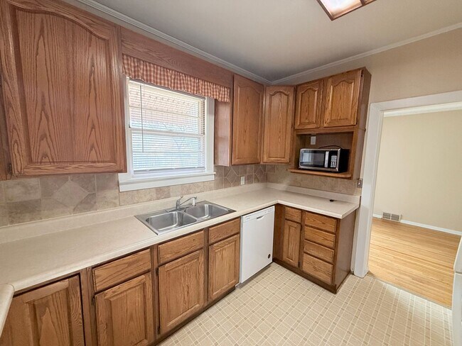 Foto del edificio - 5BR Home with Fenced Backyard, Firepit & Bonus Space