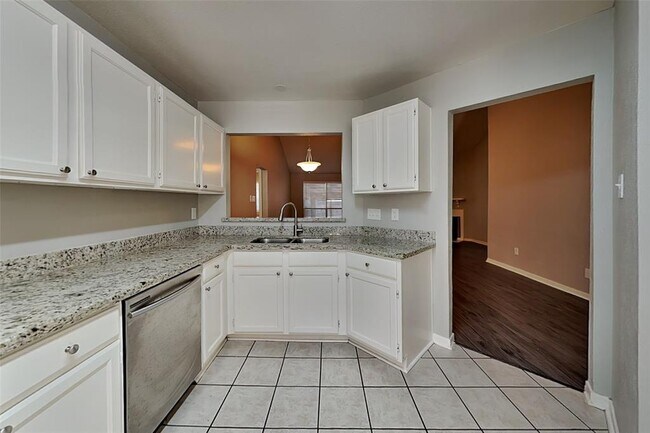 Building Photo - 2415 Pine Cone Dr