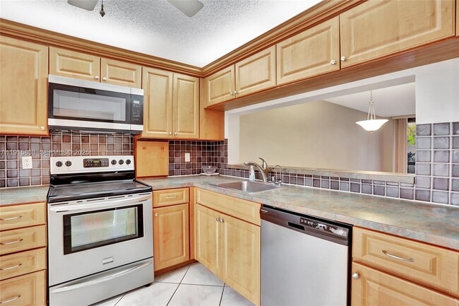 Building Photo - 4615 Carambola Cir S