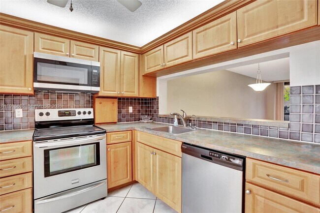 Foto del edificio - 4615 Carambola Cir S