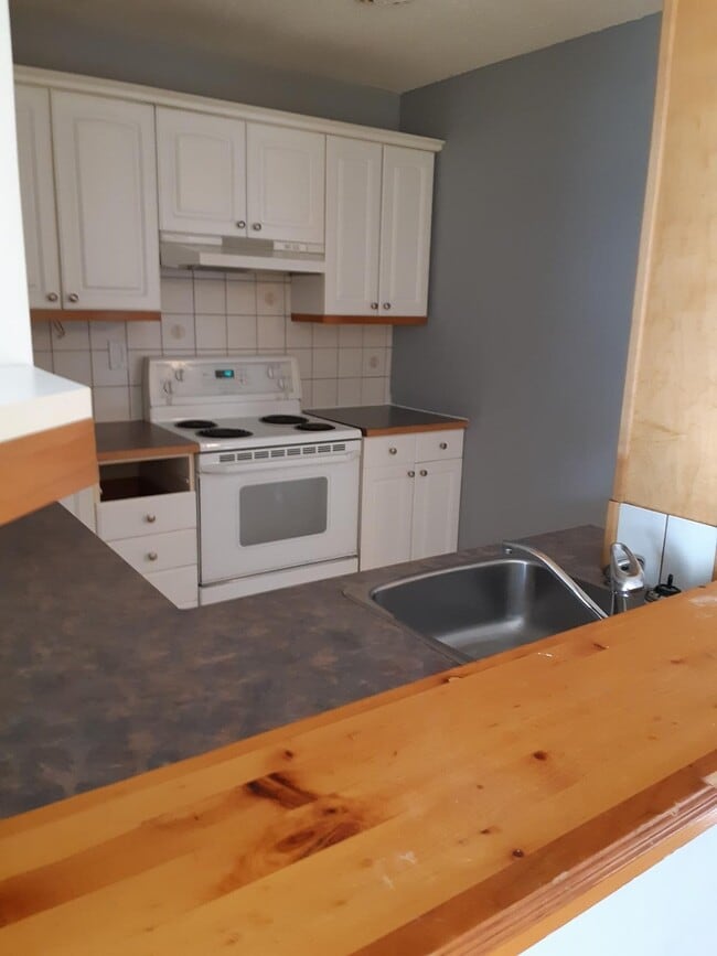 Building Photo - 2 Bed 1 Bath Unit in Red Deer, AB