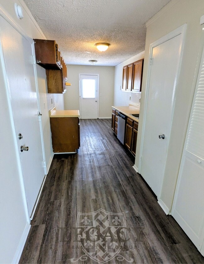 Building Photo - 918 Coarsey Dr