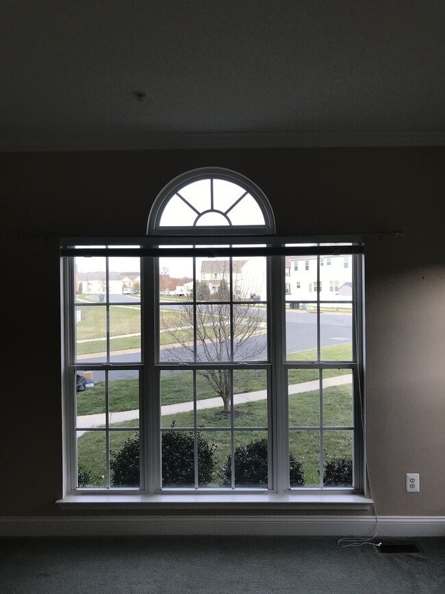 Building Photo - *Coming Soon!*  Large end unit town home i...