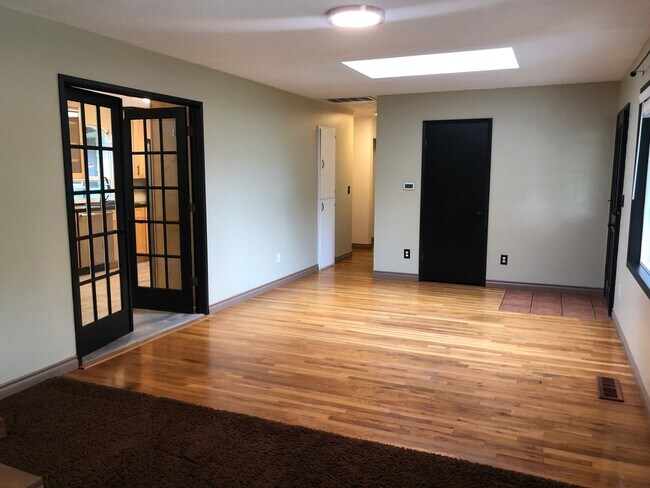 Building Photo - Beautiful Creekside 4 Bed home, Bonus room...