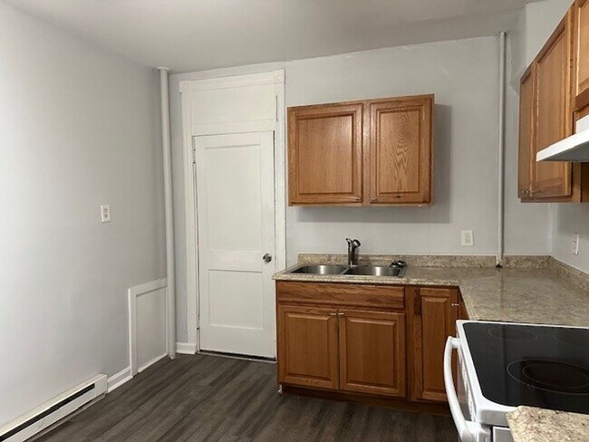 Foto del edificio - Welcome to this 5 Bedroom 2 Full Bath Home...