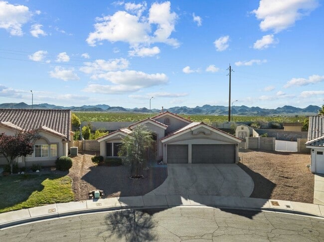 Building Photo - Spacious Single Story, 4 Bedroom "Henderso...