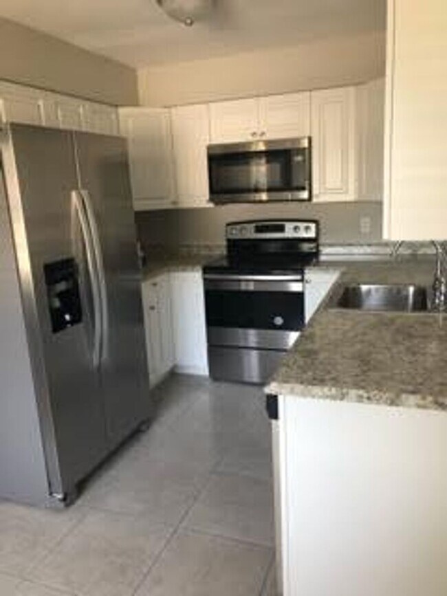 Foto del edificio - Available NOW! Updated Duplex in San Carlos!