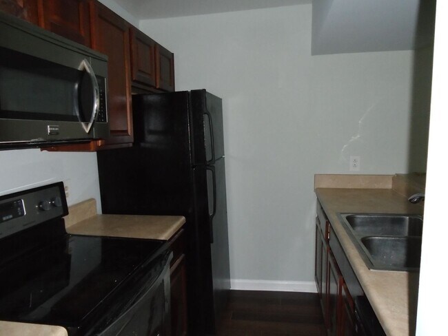 Building Photo - Newpointe Condo
