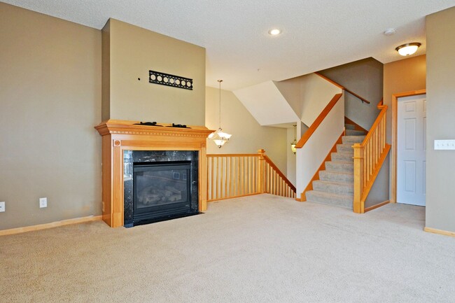 Building Photo - Spacious 3 Bedroom 2.5 Bathroom Townhouse!...