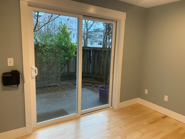 Building Photo - Introducing our stunning 3-bedroom, 2-bath...