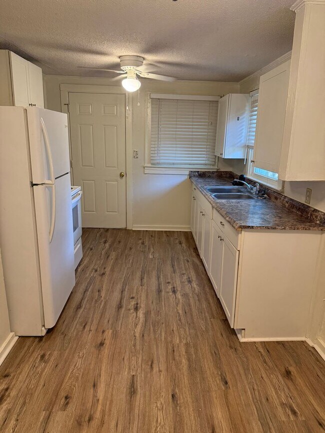 Building Photo - Adorable 2 Bedroom