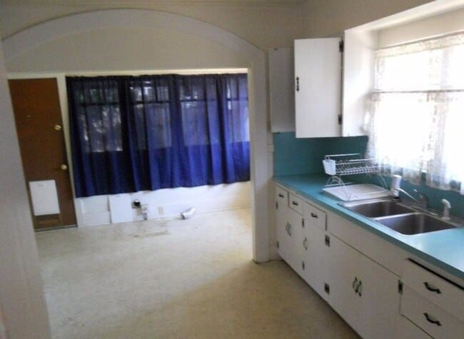 Building Photo - Perfect Midtown Location