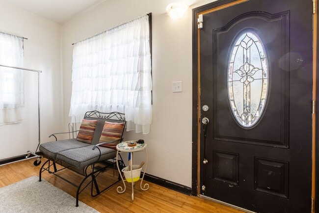 Building Photo - AVAILABLE AUGUST 2026 - Beautiful 2 bedroom Home on a Quiet Street!