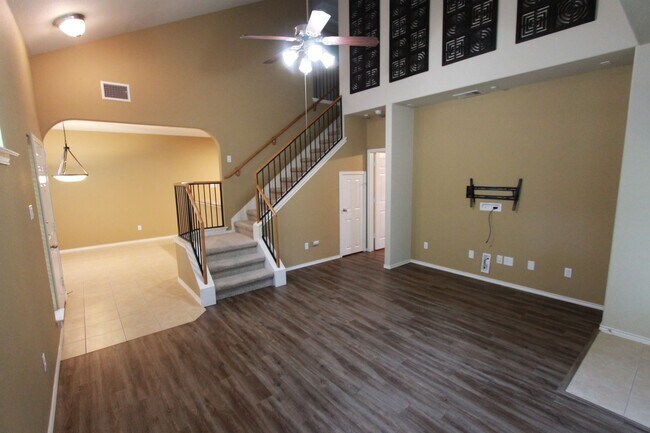Building Photo - Great 3 Bedroom, 2.5 Bath Condo Located In...